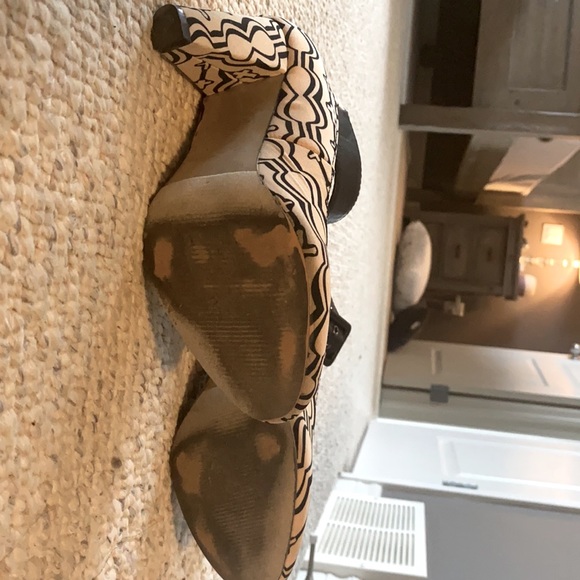 Cream heels with black bucket and design - Picture 4 of 4